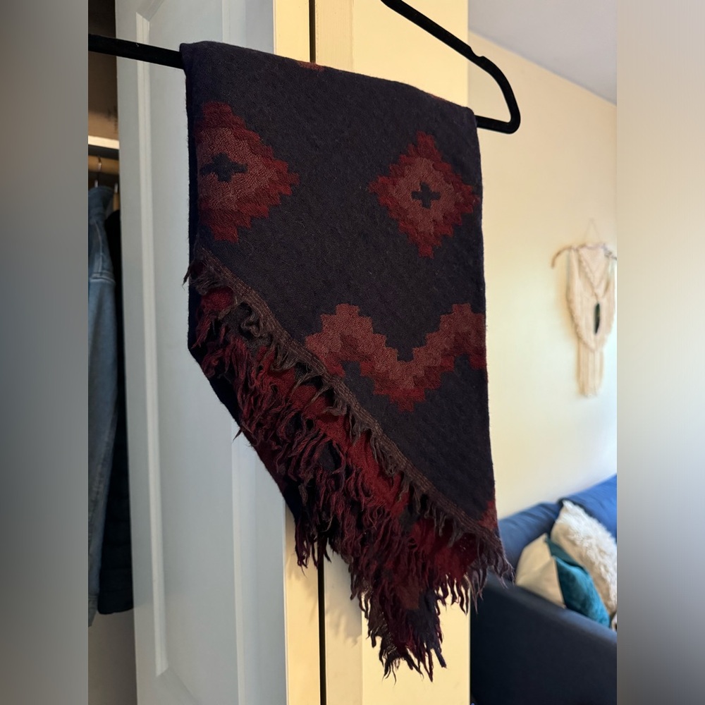 Aritzia wilfred wool triangle scarf